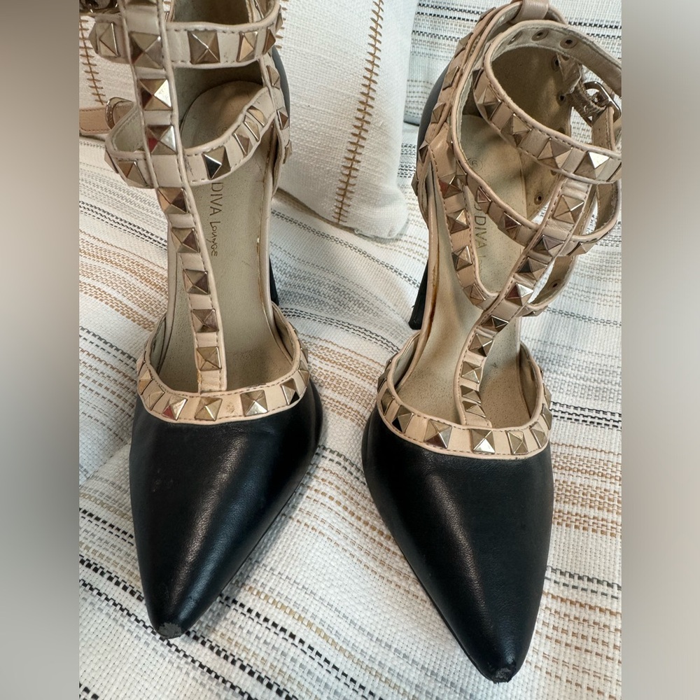 Dressy pumps, black, elegant. These shoes look so sexy on,